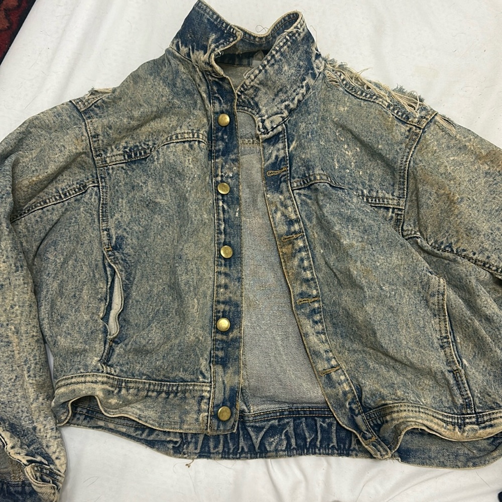 Vintage denim jacket! Small medium fit.cropped but still oversized.